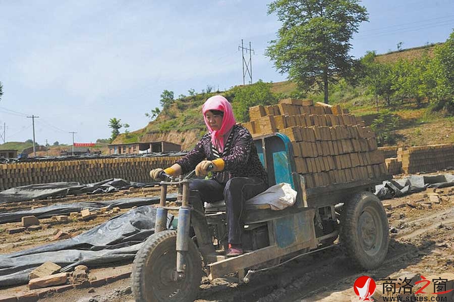 開拖拉機的“女漢子”