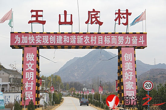 經(jīng)過全面普修,沙河子鎮(zhèn)王山底村的通村公路優(yōu)美整潔,成為一道亮麗風景。