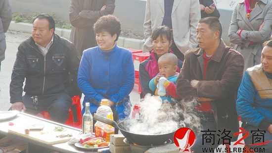 市委常委、宣傳部部長劉淑慧和村民一起接受農家樂餐飲培訓。