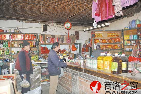 原供銷社是這里的最大商店,有好些年月的柜臺顯示著它的歷史。