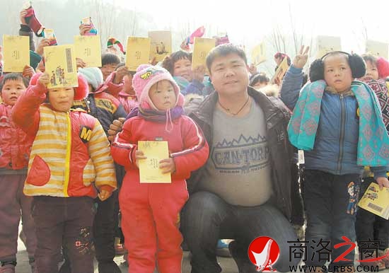 1月7日，王力為中村鎮(zhèn)流嶺小學送去捐贈的物資。