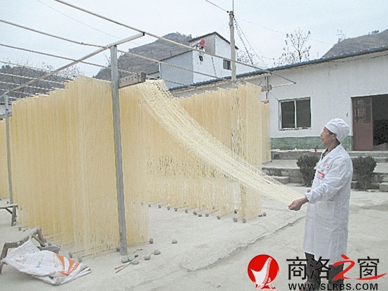 賀忠富師傅正在扯面