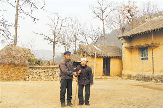 偌大的山嶺上,只留下南岳民和吳桂香夫婦倆孤獨(dú)的身影。