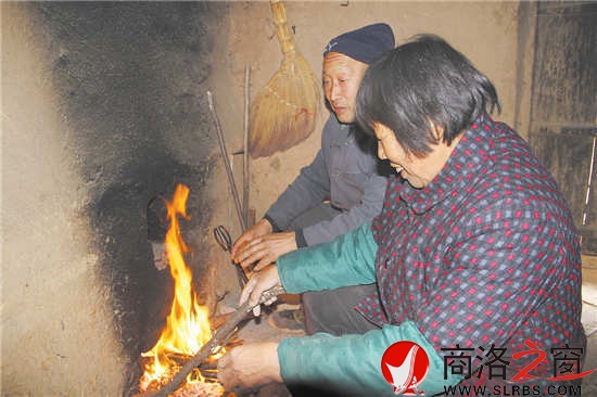 炕門里的熊熊火焰照亮了何萬民與劉秋云夫婦的笑臉