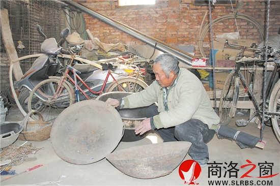 回憶起曾經(jīng)艱苦的歲月，付發(fā)喜老人難以忘懷補(bǔ)鍋時(shí)的場(chǎng)面。時(shí)間雖然過(guò)去了很久，但是曾經(jīng)補(bǔ)了又補(bǔ)的鍋一直被他珍藏。