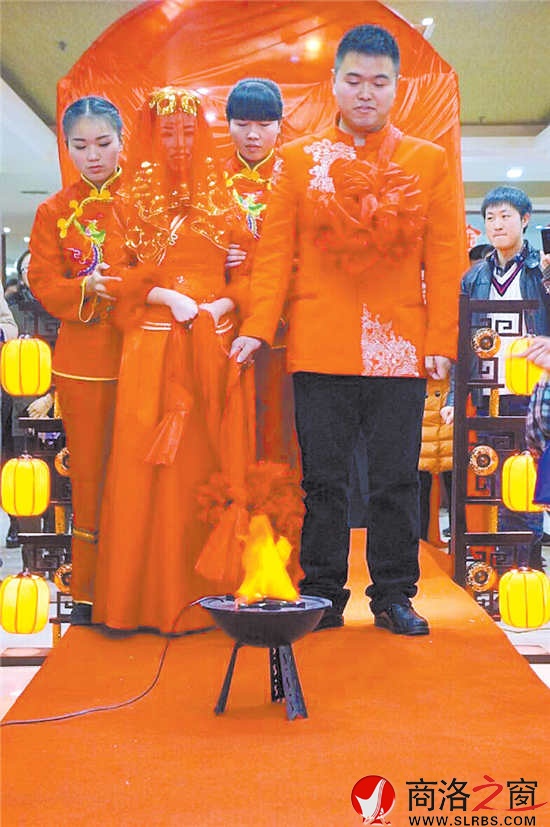 新娘跨火盆、過馬鞍，一生平平安安。