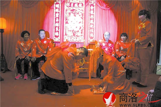 夫妻對拜頭碰頭，夫妻恩愛到白頭。