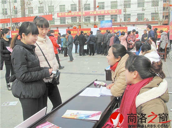 圖為招聘洽談會現(xiàn)場一角 (趙有良 賈書章 攝)