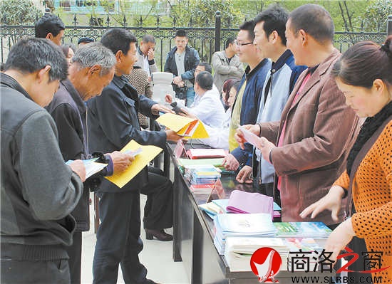 向群眾發放科普宣傳資料