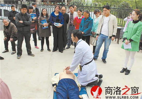 醫務工作者為群眾演示急救措施