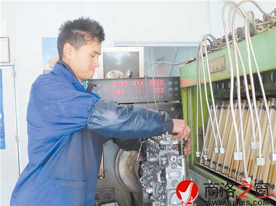 馮其文正在對壞掉的油泵進行維修