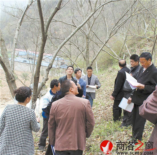 林業技術人員來到果園現場開展板栗科管培訓向群眾發放科普宣傳資料