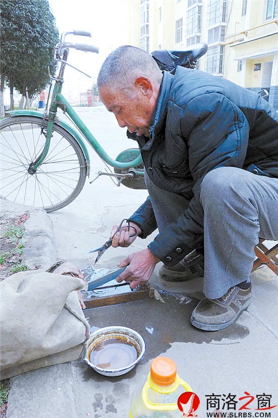 磨刀匠王養靈正在給群眾磨剪刀