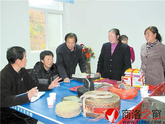 硯池河鎮(zhèn)自樂班成員在一起說(shuō)戲文