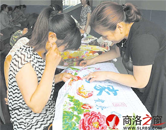 搬遷戶周玲正一針一線地繡牡丹圖