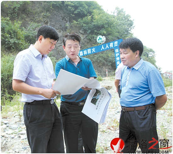 商洛市委常委、鎮(zhèn)安縣委書記李波（左），鎮(zhèn)安縣政府縣長璩澤濤（右）檢查指導(dǎo)重大項目建設(shè)工作。