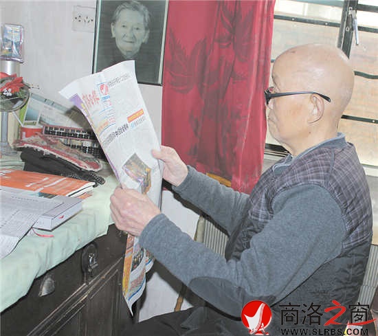 每天看電視、讀報(bào)瀏覽新聞是武長(zhǎng)茂老人雷打不動(dòng)的習(xí)慣。