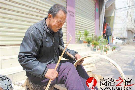 王天民熟練地操作著工具在給籠屜打孔