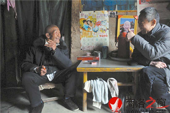 白天景老人接受采訪，暢談自己創(chuàng)作的快板。