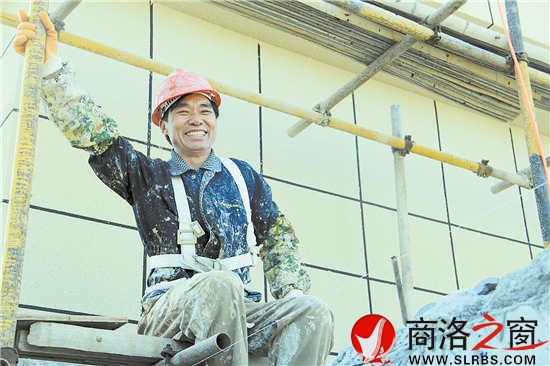 說(shuō)起遠(yuǎn)方的家人,李義平的臉上不自覺(jué)地露出了甜甜的微笑。