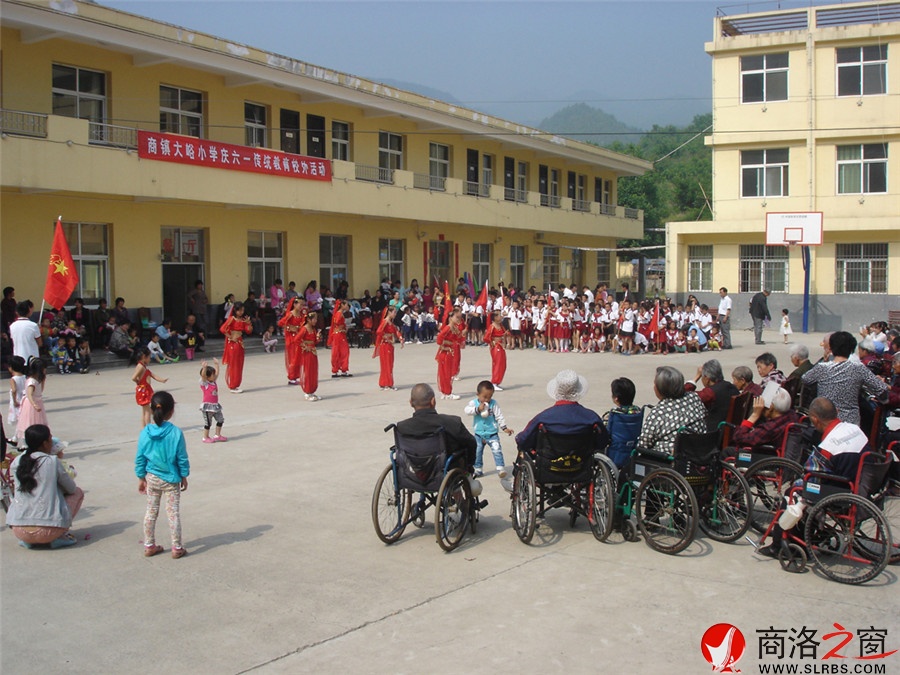 商鎮(zhèn)大峪小學(xué)在商山敬老院開展“筑夢(mèng)”活動(dòng)慶祝六一兒童節(jié)