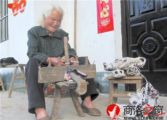 雖然已經77歲高齡,但是繩索在唐翠花手上靈活自如地翻轉著,她的雙手長滿了厚厚的老繭。