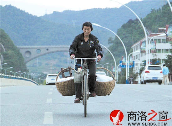 天空還未大亮，李建娥就已騎車(chē)帶著粽子到了丹江橋。