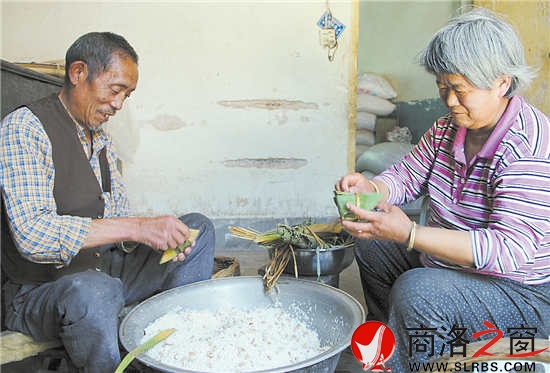 王紅計(jì)的老伴閑時(shí)也會(huì)幫他包上幾個(gè)，兩個(gè)人說(shuō)說(shuō)笑笑，也是一種陪伴。