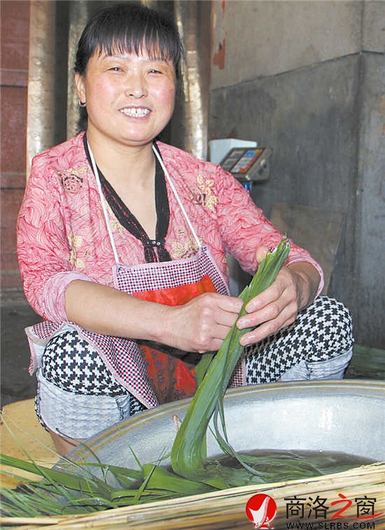 說(shuō)到洗葉子也是一件辛苦活時(shí)，王文武的妻子笑著說(shuō)，沒(méi)有包粽子辛苦。