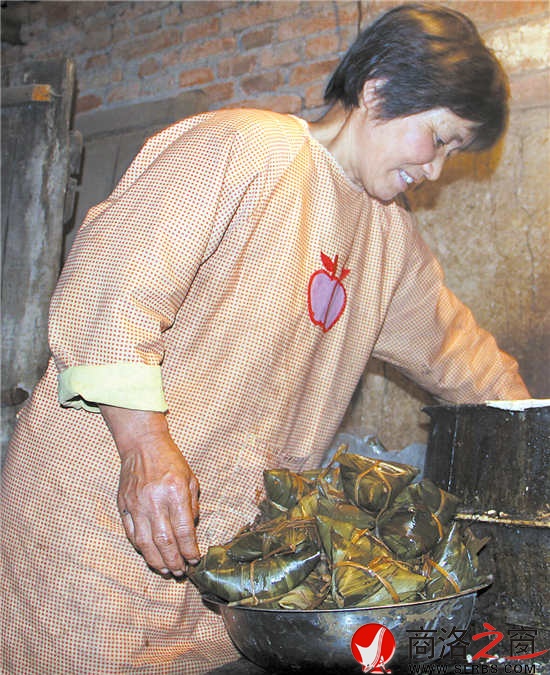 凌晨4:20，風(fēng)建霞正從鍋里往外撈粽子。