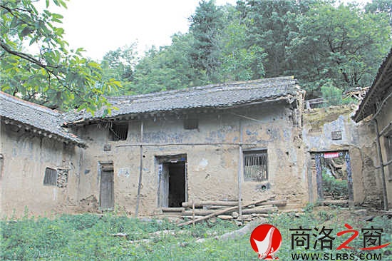 沿著崎嶇的山路，到處都是破舊的房屋、豬圈、狗窩，這些似乎都向外界訴說著昔日的繁華。