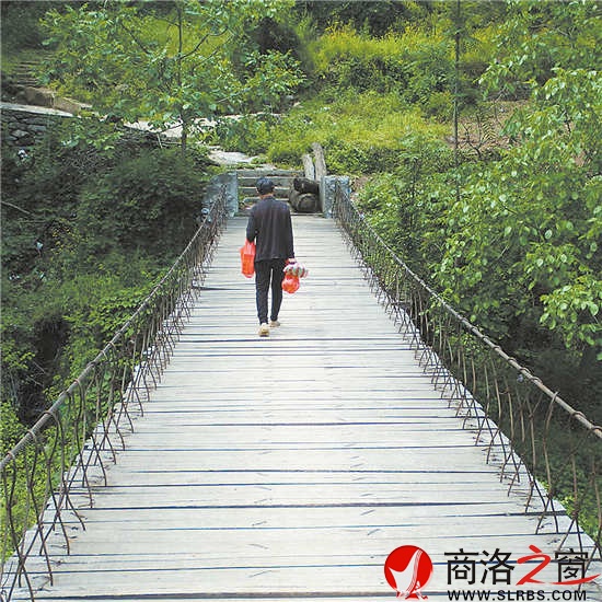 走在安靜的時光里。一座小橋,拉近了山的距離。