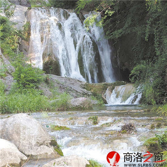 龍潭,飛瀑如鏈,潭水透澈,風景如畫。