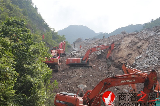 大型機械在現場不斷進行清理