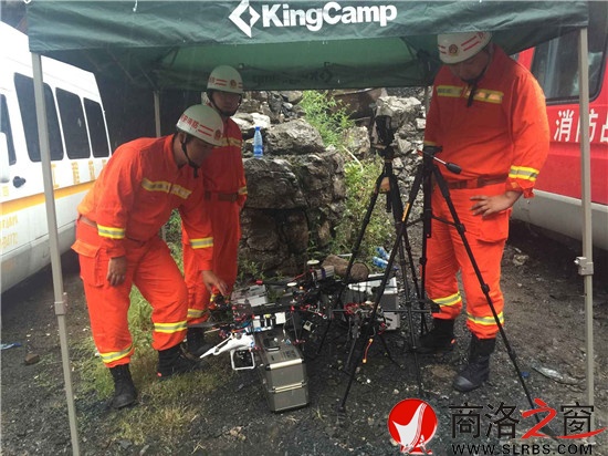 消防部門使用無人機(jī)再次進(jìn)行空中勘測(cè)