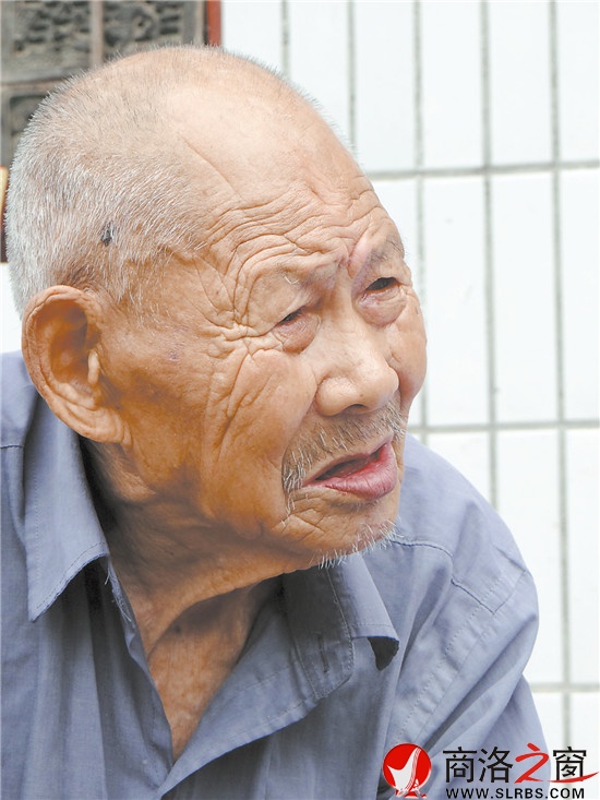 牛付得老人回憶往昔的戰爭歲月