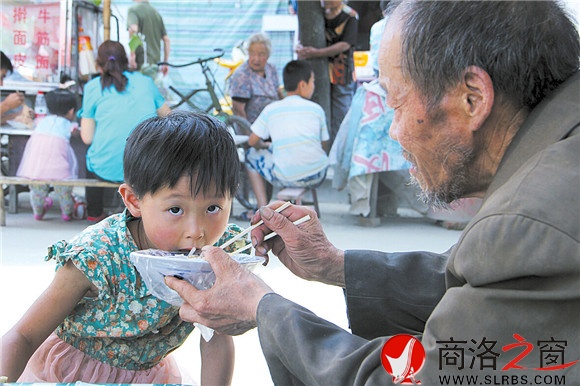 對于雷雪娟而言,暑假生活里最幸福的事就是吃爺爺給她買的涼皮。